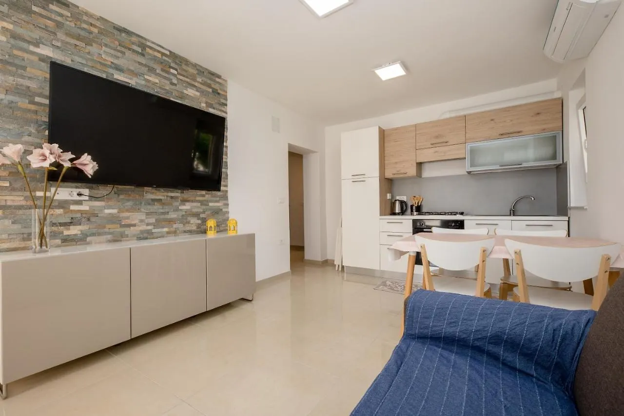Apartments Gael  Lopar