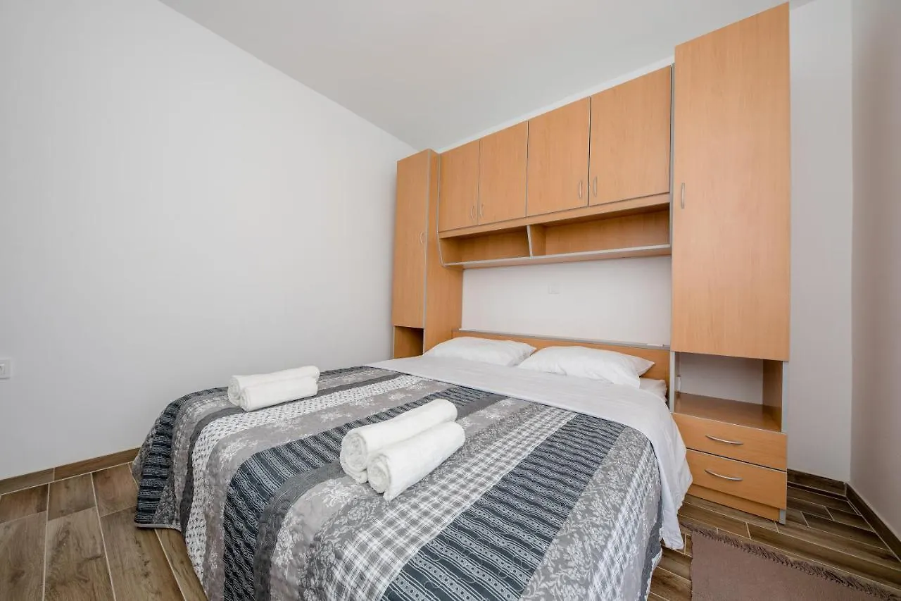 Apartments Gael  Lopar