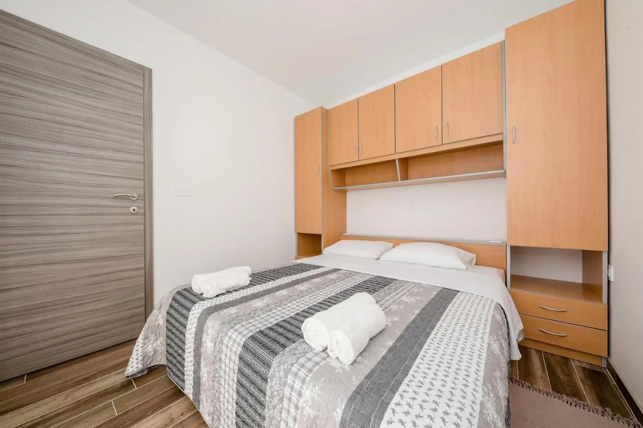 Apartments Gael Lopar