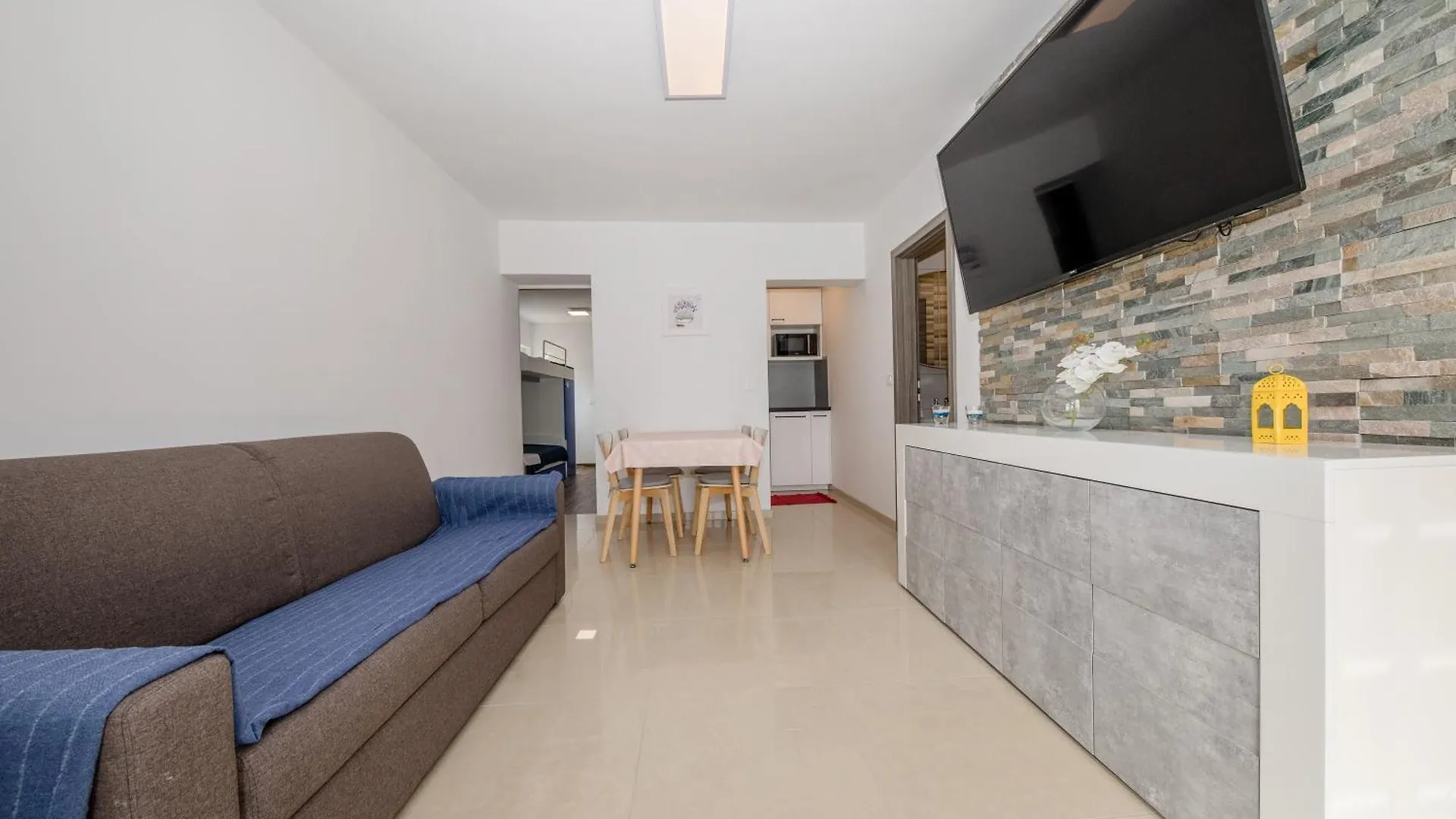 Apartments Gael 0*, Lopar
